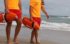 Encuentro Heroico en la Playa: Socorristas Salvan Vidas en una Rápida Intervención