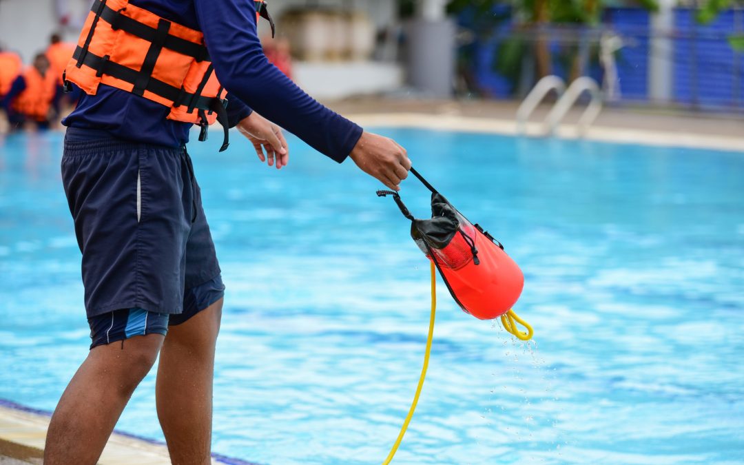 El papel crucial de los socorristas: guardianes de la seguridad en playas y piscinas.