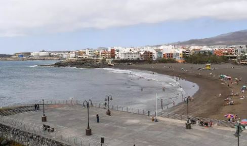 Cierran una playa en Canarias por el avistamiento de un tiburón